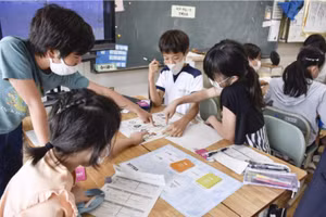 Học sinh Trường Tiểu học Kamakura thảo luận về giá trị hàng hóa.