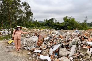 Đống rác thải xây dựng rộng hàng trăm mét vuông tại tuyến đường Hồ Đắc Di, TP Huế.