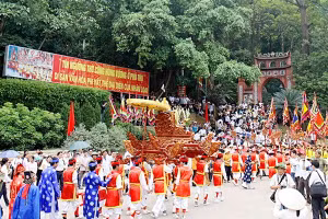 Lễ rước kiệu lên đỉnh núi Nghĩa Lĩnh được thực hiện hàng năm trong ngày giỗ Tổ mùng 10/3 (âm lịch).