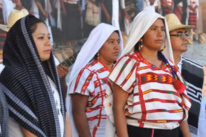 Người Mixtec thường tránh nhìn thẳng vào mắt người lớn tuổi.