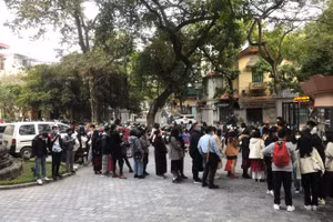 Khách tham quan xếp hàng mua vé vào Bảo tàng Mỹ thuật Việt Nam.