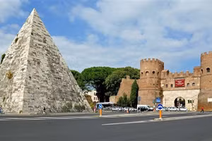 Ngày nay, kim tự tháp Cestius là địa điểm du lịch hấp dẫn.