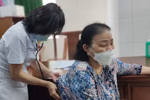 Người bị khó thở hậu Covid cần kết hợp uống thuốc và tập luyện để điều trị tình trạng này.