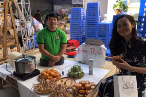 Anh Chung nấu xà phòng thảo dược ngay tại hội chợ.