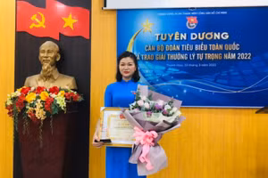 Chị Trần Huyền Trang vinh dự là một trong hai cán bộ Đoàn tiêu biểu của Thanh Hóa nhận giải thưởng Lý Tự Trọng 2022.