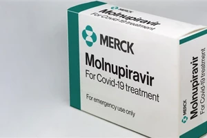 Molnupiravir kháng virus bằng cách đưa các lỗi vào quá trình sản xuất, nhân bản virus.