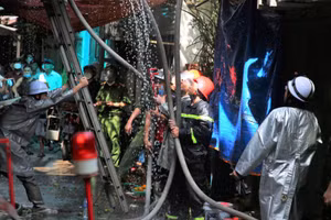 Lực lượng cảnh sát PCCC&CNCH xử lý đám cháy sáng 17/6 tại khu tập thể cơ khí Hà Nội.