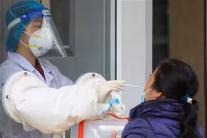 Các chuyên gia khuyến cáo, người dân không chủ quan và tiếp tục áp dụng 5K.