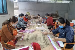 Cơ sở sản xuất hương trầm Hòa Ninh (khối 1, thị trấn Tân Lạc, huyện Quỳ Châu, Nghệ An).