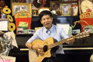 Nhạc sĩ Nguyễn Đăng Nước say sưa bên phím đàn.