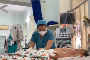 Chăm sóc trẻ bị sốt xuất huyết tại Bệnh viện Nhi đồng 2, Thành phố Hồ Chí Minh. Ảnh: BVCC.