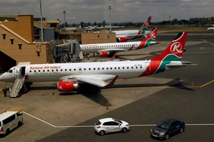 Những chiếc máy bay của hãng Kenya Airways đang đậu tại phi trường quốc tế Jomo Kenyatta International ở Nairobi.