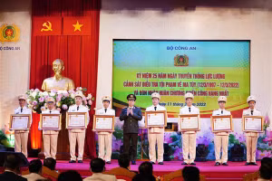 Đại úy Lê Xuân Nam (thứ 2 từ phải sang) vinh dự đón nhận Huân chương Chiến công hạng Ba.