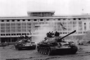 Xe tăng của Lữ đoàn 203 chiếm Dinh Độc Lập sáng 30/4/1975.