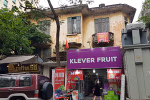 Nhà số 11A phố Tông Đản là biệt thự cổ, có nhiều hộ dân sinh sống.