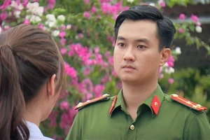 Nam diễn viên Phạm Anh Tuấn vai Thượng úy Nam ở “Phố trong làng”.