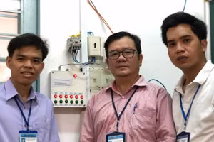 TS Nguyễn Văn Kiệt (giữa) cùng nhóm nghiên cứu.