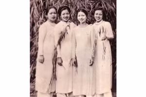 Thiếu nữ Hà Nội trong trang phục áo dài Lemur.