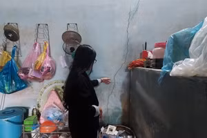 Căn nhà của người dân thôn Đăk Wét bị nứt do ảnh hưởng của Thủy điện Đăk Psi 5 xả lũ.