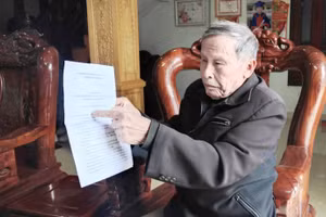 Cụ Lê Văn Quế và lá đơn kêu oan của mình.