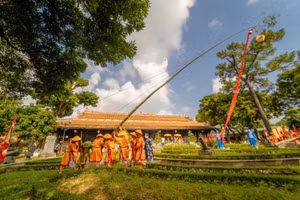 Phục dựng cảnh binh lính dựng nêu tại Thế miếu - Đại nội Huế.