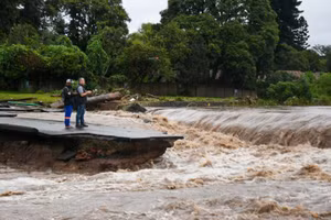 Một con đường tại thành phố Durban, tỉnh KZN, Nam Phi, bị phá hủy do mưa lũ.