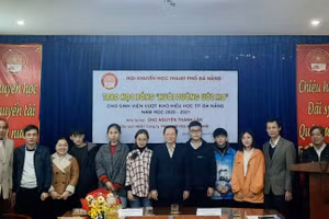 Sinh viên ĐH Đà Nẵng được trao học bổng “Nuôi dưỡng ước mơ”.