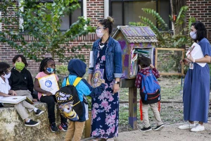 Giáo viên và học sinh bên ngoài Trường Tiểu học Lamar (Texas).