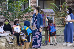 Giáo viên và học sinh bên ngoài Trường Tiểu học Lamar (Texas).