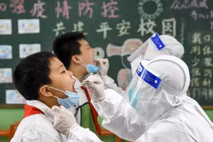 Học sinh Trung Quốc xét nghiệm nhanh.