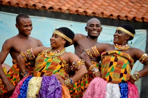 Kente, tấm vải dệt tay của người GHANA