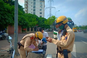 Lực lượng CSGT Thủ đô làm nhiệm vụ trên tuyến.