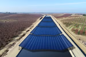 Các tấm pin mặt trời trên các nguồn nước vừa cung cấp điện vừa giảm lượng bốc hơi ở các vùng bị hạn hán.