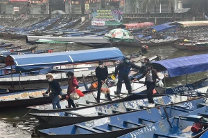 Du khách về với chùa Hương những ngày qua.