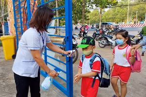 Học sinh mầm non tỉnh Bình Phước đến trường.