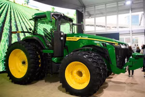 Mô hình máy cày tự lại được giới thiệu.