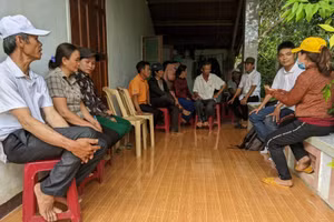 Nhiều phụ huynh bày tỏ sự lo lắng với phóng viên khi hay tin có chủ trương sáp nhập trường.