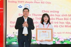 Ông Thái Văn Thành – Giám đốc Sở GD&ĐT Nghệ An trao quà khen thưởng, chúc mừng em Trần Thương Huyền.