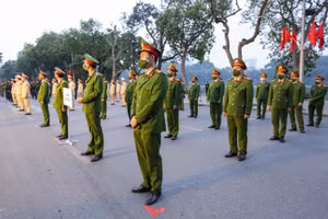 Lực lượng chức năng tham dự lễ phát động.