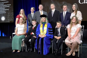 Sarah Merrill (ngồi giữa hàng thứ nhất) chụp ảnh tốt nghiệp Trường Y Mayo Clinic Alix cùng chồng và các con.