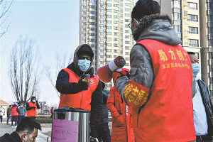 Sinh viên Trung Quốc làm tình nguyện viên tại trường học trong kỳ nghỉ lễ.