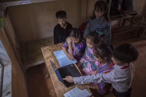 Người lớn cần quan tâm tới trẻ nhiều hơn để bảo vệ con an toàn trên không gian mạng. Ảnh minh họa, nguồn: UNICEF Việt Nam.