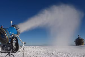 Máy làm tuyết nhân tạo.