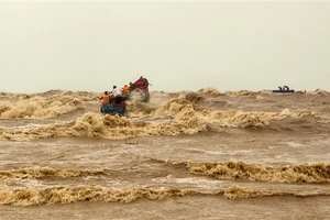 Anh Khôi cùng các ngư dân dày dạn kinh nghiệm trên con tàu cá vượt những cơn sóng biển lớn ra cứu các thuyền viên trên tàu Vietship 01. Ảnh: NVCC