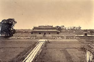 Thái sư Lưu Cơ đã quay hướng thành Đại La về hướng Nam, trao "sổ đỏ" cho Lý Công Uẩn. 