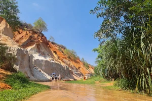 Cái tên suối Hồng xuất phát từ cấu tạo địa chất nơi đây có màu cát đỏ hồng đặc trưng tạo nên dòng nước ngả hồng... Đây là dòng suối có màu sắc “độc nhất vô nhị” tại Việt Nam. 