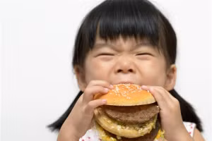 Nếu nhịn ăn, trẻ có thể sẽ ăn nhiều hơn vào lần sau. Ảnh minh họa.