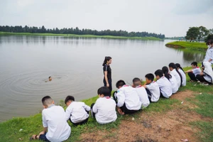 Trang bị kỹ năng phòng chống đuối nước cho học sinh.