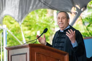 Hiệu trưởng Trường Đại học Harvard, Lawrence Bacow.