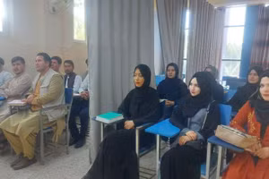 Nam sinh và nữ sinh ngồi tách biệt trong một lớp học tại Afghanistan.